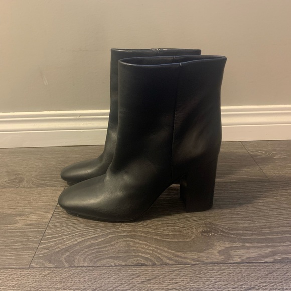 VINCE black leather ankle boots. - Picture 5 of 5
